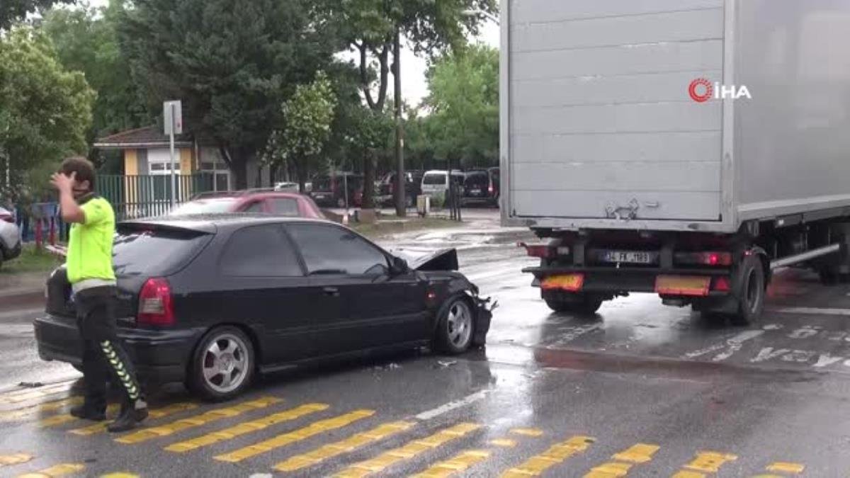 Otomobil tıra çarptı: 2 yaralı