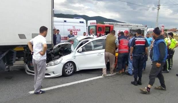 Otomobil tıra ok gibi saplandı: 3’ü çocuk toplam 5 yaralı