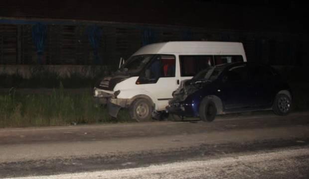 Otomobil ve minibüs çarpıştı: 2’si çocuk 6 yaralı