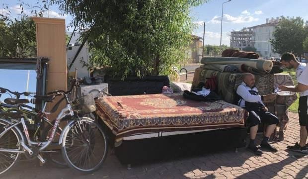 Pandemi yüzünden oğlu ile birlikte sokağa atıldı