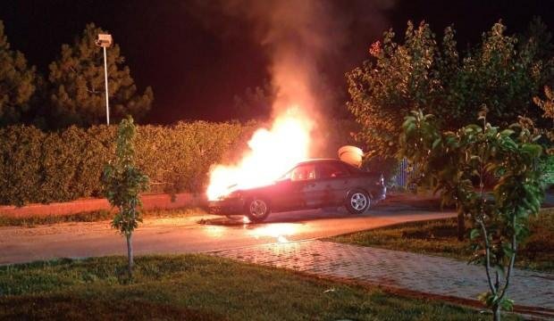 Park halindeki otomobil alev alev yandı