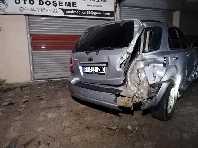 Park halindeyken freni boşalan tır ortalığı savaş alanına çevirdi