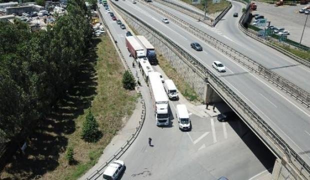 Pendik’te İETT otobüsü 2 TIR’ın arasında kaldı