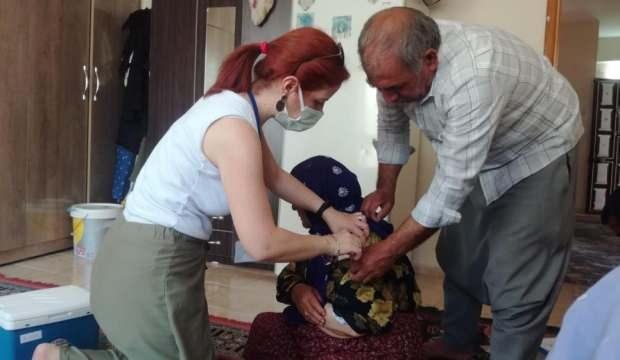 Sağlıçılar şimdi de evlere çatkapı girip aşı yapıyor