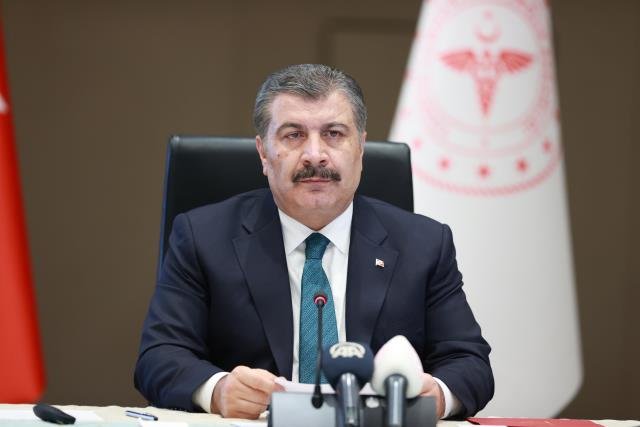 Sağlık Bakanı Koca: “Hastalığı geçirdikten 45 gün sonrasında 65 yaş üzerinde vefatın iki kattan fazla arttığını tespit ettik. Gelecek 3 yıl bu hasarı…