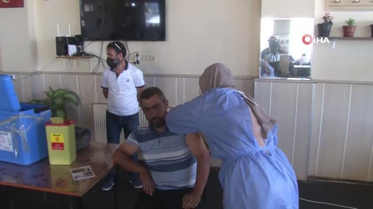 Sağlık çalışanları en ücra köylere giderek korona aşısını vatandaşlarla buluşturuyor