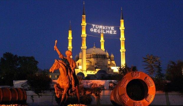 Selimiye Camisi’ne ‘Türkiye Geçilmez’ yazılı mahya asıldı