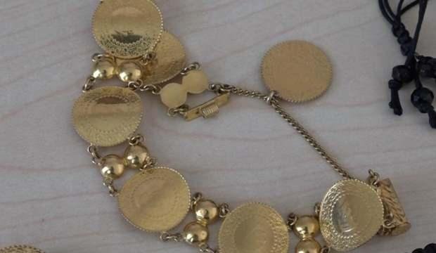 Sokakta bulduğu içi altın dolu çantayı sahibine teslim etti