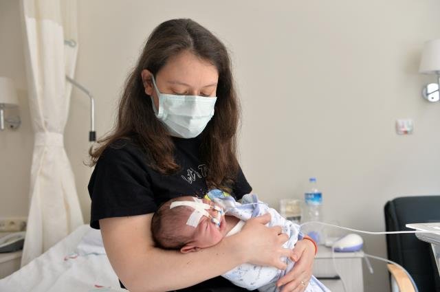Solunum sıkıntısı çeken bebek, “dil itici” aparatla hayata tutundu