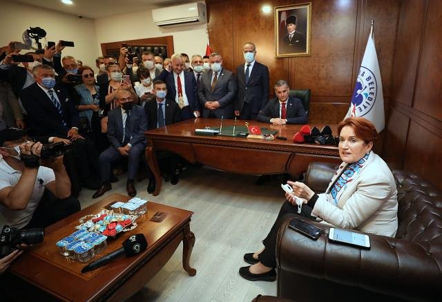 Son dakika… İYİ Parti Genel Başkanı Meral Akşener, silahlı saldırıya uğrayan Yomra Belediye Başkanı Bıyık’ı ziyaret etti
