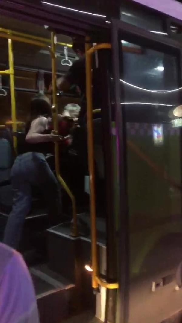 Tacizle suçlayıp, otobüste dövdüler
