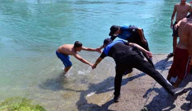 Tehlikeli serinliği sonlandıran polis, gençleri havuza götürdü