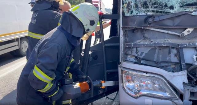 TEM’de şehirlerarası otobüs tıra çarptı: 4 yaralı