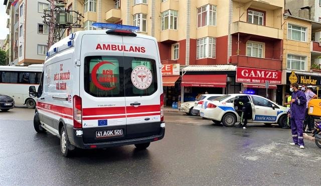 Ters yönden giden servis minibüsü motosikletli kuryeyle çarpıştı