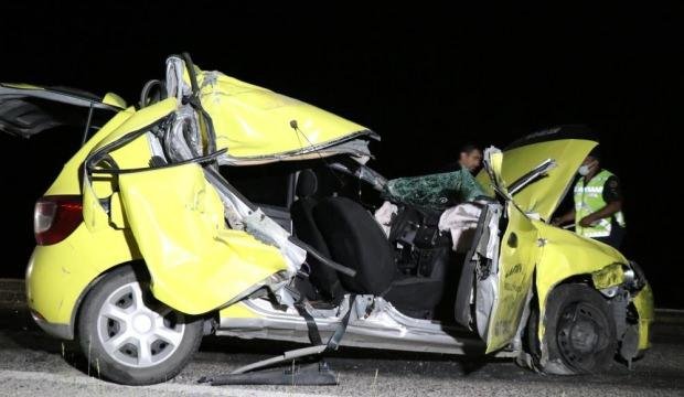 Ticari taksi arpa yüklü traktöre arkadan çarptı: 2’si ağır 3 yaralı