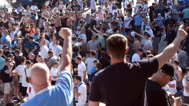 UEFA’nın kararıyla İstanbul yerine Porto’ya giden İngiliz taraftarlar delta varyantını taşıdıkları ülkeyi ateşe attı