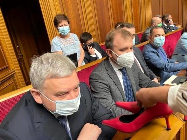 Ukrayna meclisinde savunma bakanına topuklu ayakkabı hediye edildi