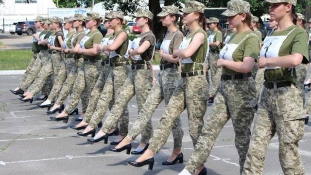 Ukrayna’da geçit töreni provasında kadın askerlere topuklu ayakkabı giydirilmesi ülkede kriz çıkardı