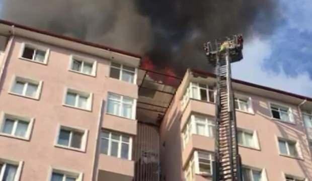 Ümraniye’de 10 katlı binanın çatısı alev alev yandı