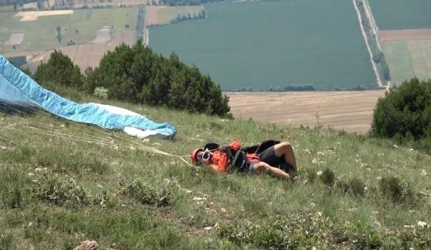 Yamaç paraşütçüsünün talihsiz kazası: Kalkış yaparken yuvarlandı