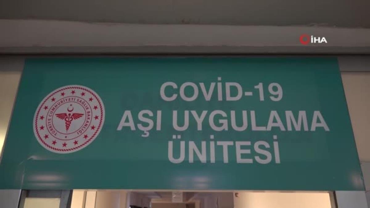 Yaş sınırı düşüyor, vatandaşlar korona virüs aşısı olmak için sıraya giriyor