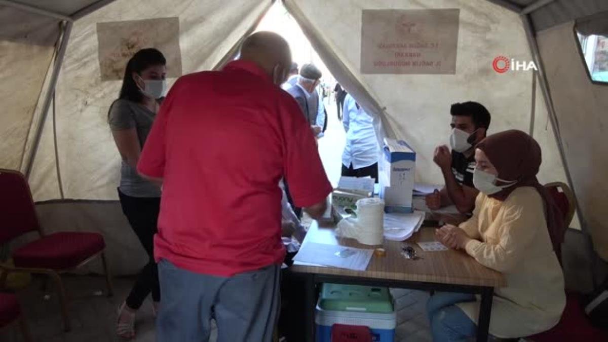 Yüksekova’da randevusuz aşı çadırına yoğun ilgi