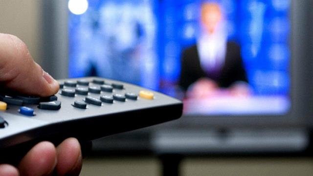 Zambiya’da bir TV sunucusu canlı yayın sırasında haberleri yarıda kesip maaş alamadıklarından dert yandı