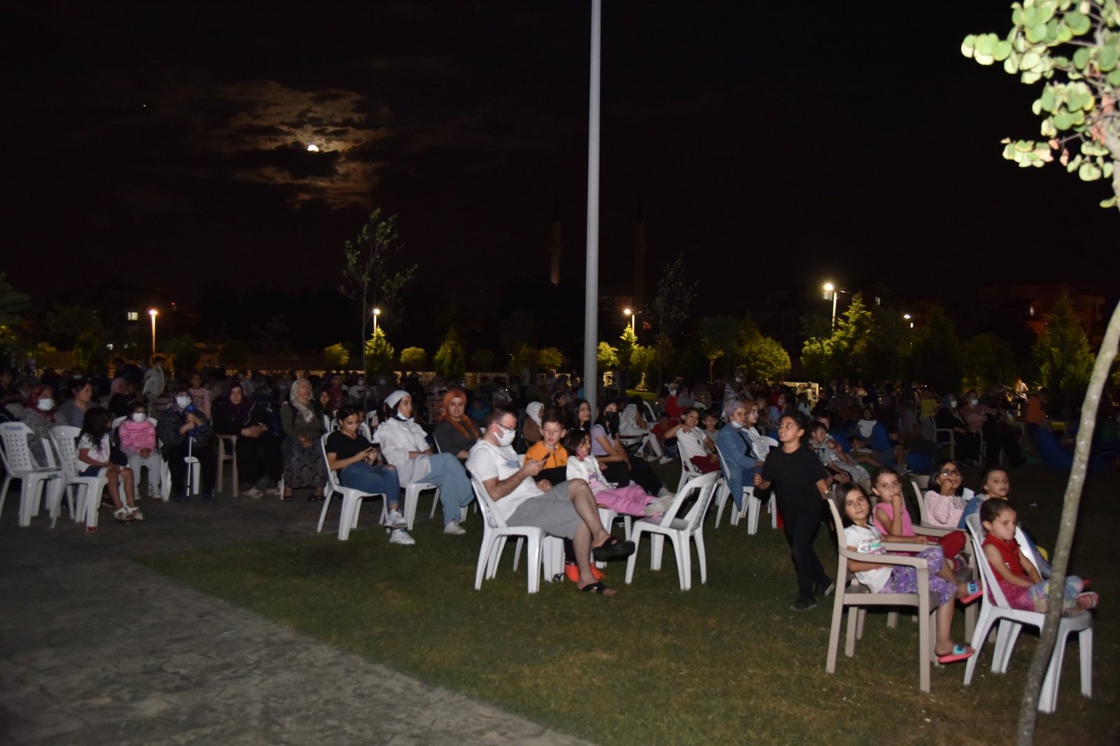 KARTEPE’DE YAZLIK SİNEMALAR İLGİYLE İZLENİYOR