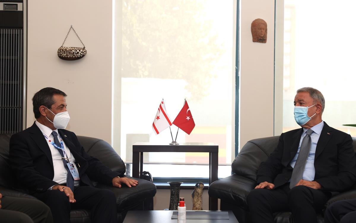 Bakan Akar, KKTC Dışişleri Bakanı Ertuğruloğlu ile görüştü