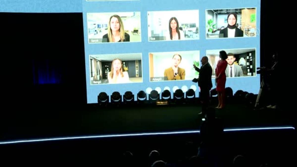 Bakan Varank, yapay zeka teknolojisi ile geliştirilen Bilgin ve Bilge adlı karakterler ile konuştu