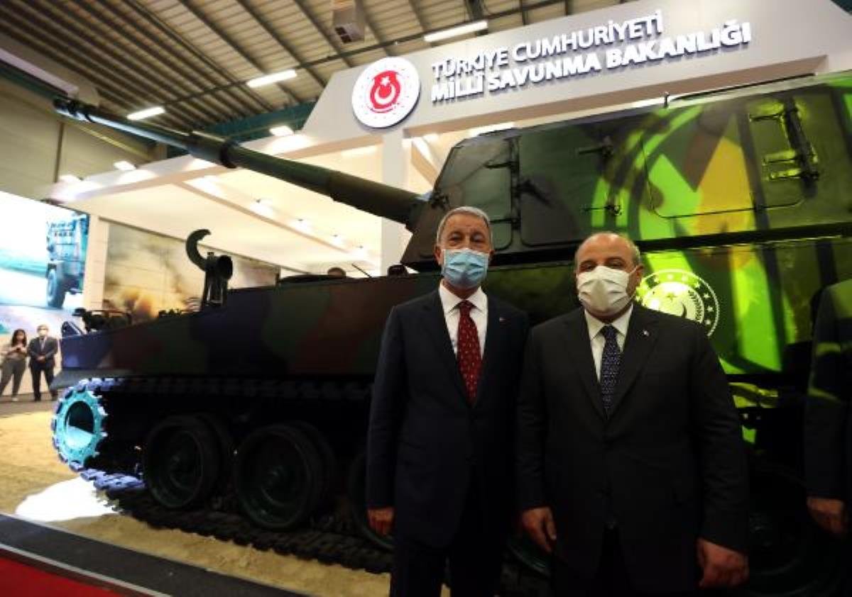 Bakanlar Akar ve Varank, Uluslararası Savunma Sanayi Fuarı’nda bir araya geldi