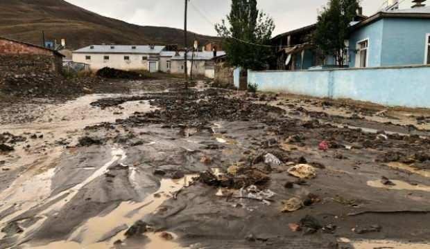Bayburt’ta şiddetli sağanak 11 hayvanı önüne alıp götürdü