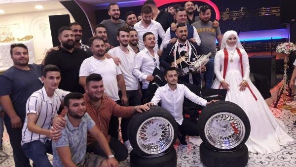 Damada düğününde otomobil parçaları hediye ettiler
