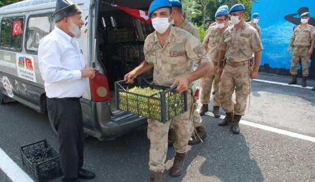 Elmacı dede  Mehmetçiğe bu kez üzüm taşıdı