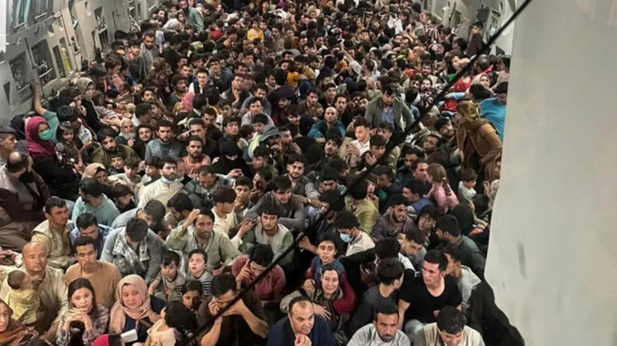 Fotoğrafı ABD Savunma Bakanlığı servis etti! 150 kişilik uçağa 640 Afgan bindi