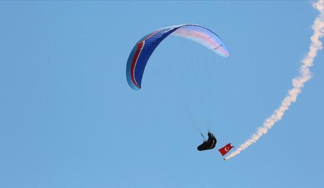 Gökyüzünde Türk bayrağı ve Atatürk posteri açarak 30 Ağustos’u kutladılar
