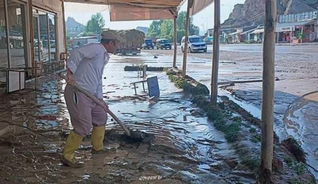Gürpınar’da sağanak sele neden oldu; ev ve dükkanlar su altında kaldı
