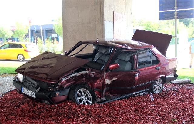 İki otomobil çarpıştı, kullanılmaz hale gelen araçtan burunları bile kanamadan çıktılar