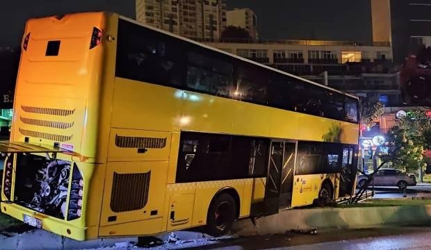 istanbul’da 2 katlı özel halk otobüsü refüje çıktı!