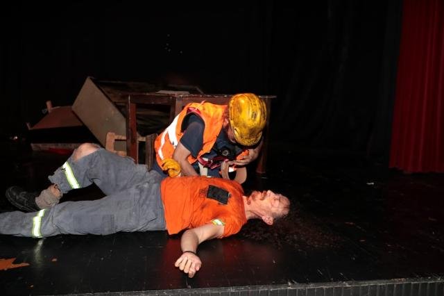 İzmit Tiyatro Günlerinde ‘uyanma’ oyunu beğeni aldı