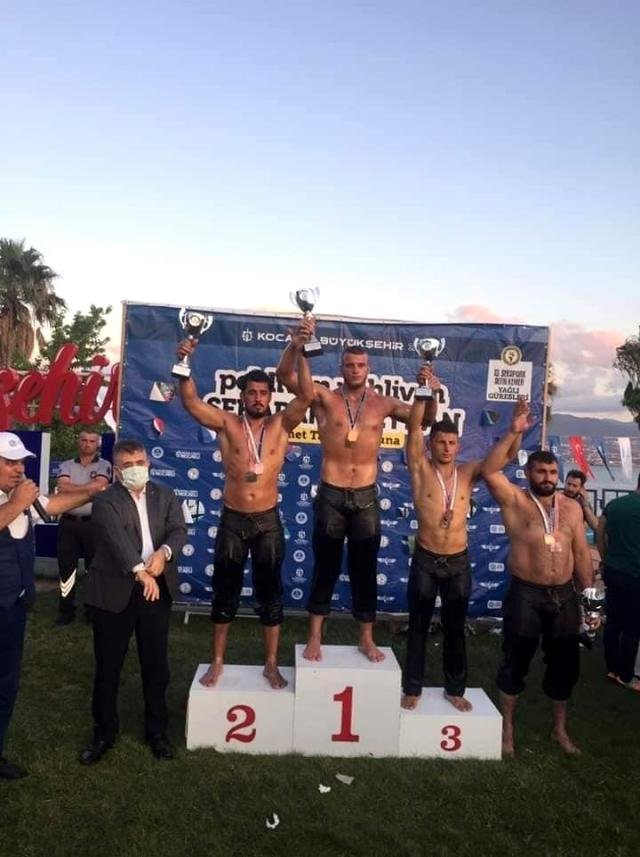 İzmitli güreşçiler madalyaya doymuyor