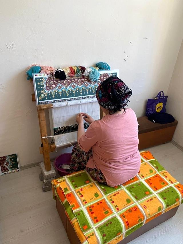 İzmitli kadınların alın teri ipek halıya dönüşüyor