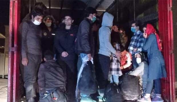 Jandarmanın durdurduğu TIR’ın dorsesinden 300 göçmen çıktı