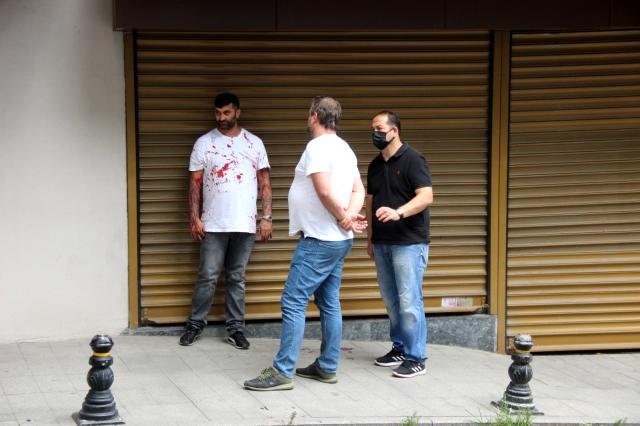 Jiletle kendini kesen şahsın sağlık ekipleri ile ilaç pazarlığı