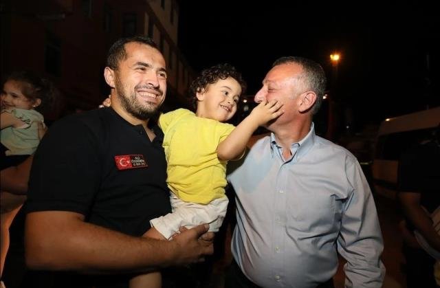 Kahraman itfaiyeciler evlerine döndü