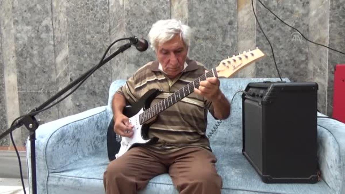 KAHRAMANMARAŞ – Huzurevinde müzikle hayata tutunan gitarist, şarkılarıyla arkadaşlarına da moral veriyor