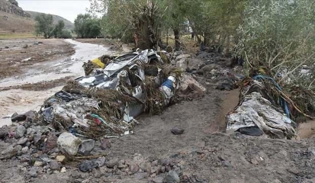Kars’ta etkili olan sel araç ve hayvanları sürükledi