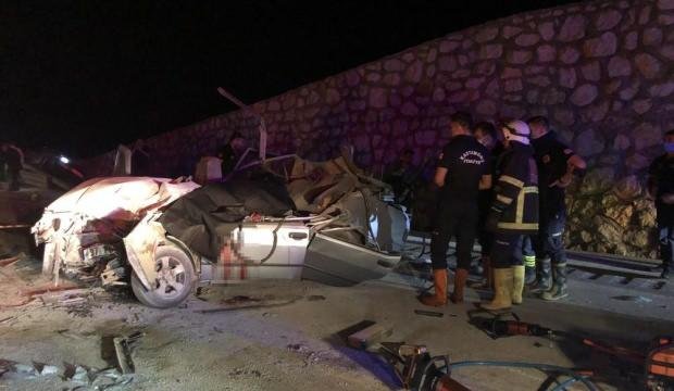 Kaza yapan araçlara yardım için duran tıra otomobil çarptı: 2 ölü, 3 yaralı