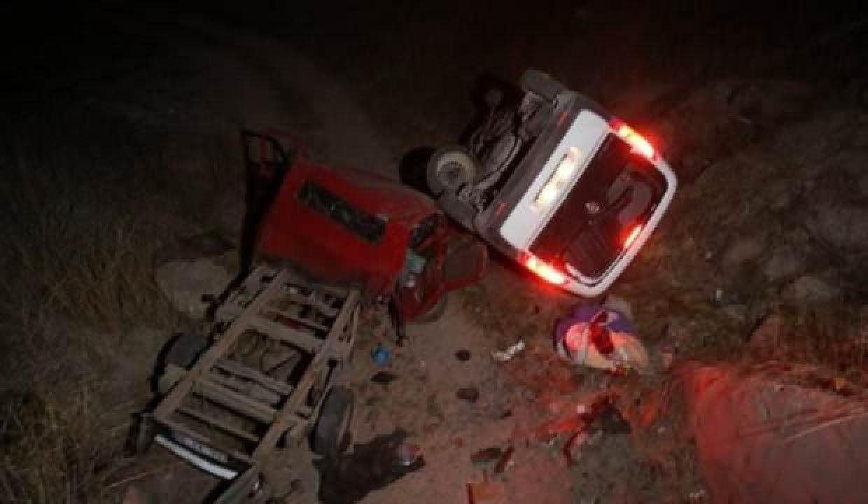 Kazada kamyon ikiye bölündü, iki araçta tarlaya uçtu