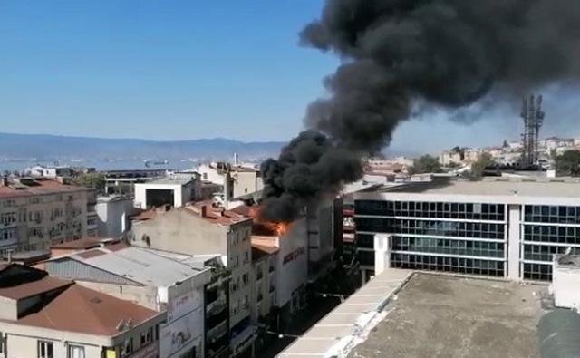 Kentin göbeğindeki 5 katlı mağaza alev alev yandı
